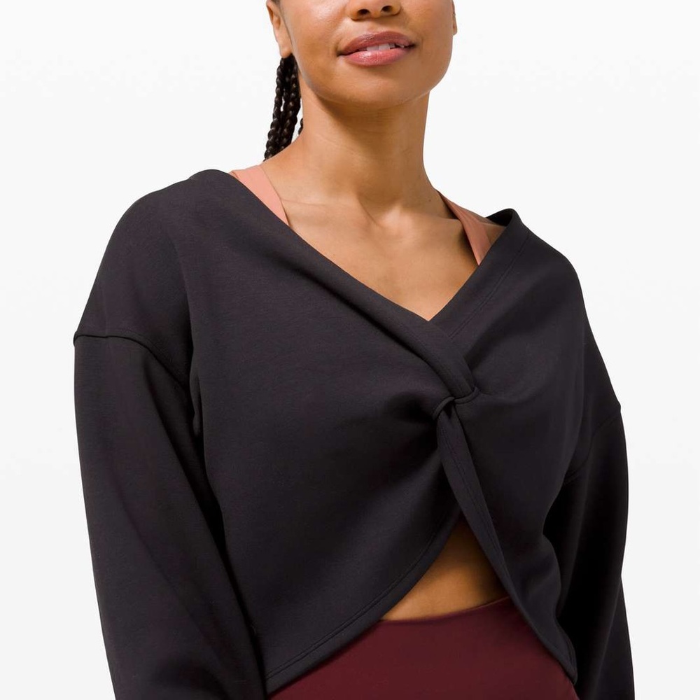 Lululemon black twist back to front pullover in size 4